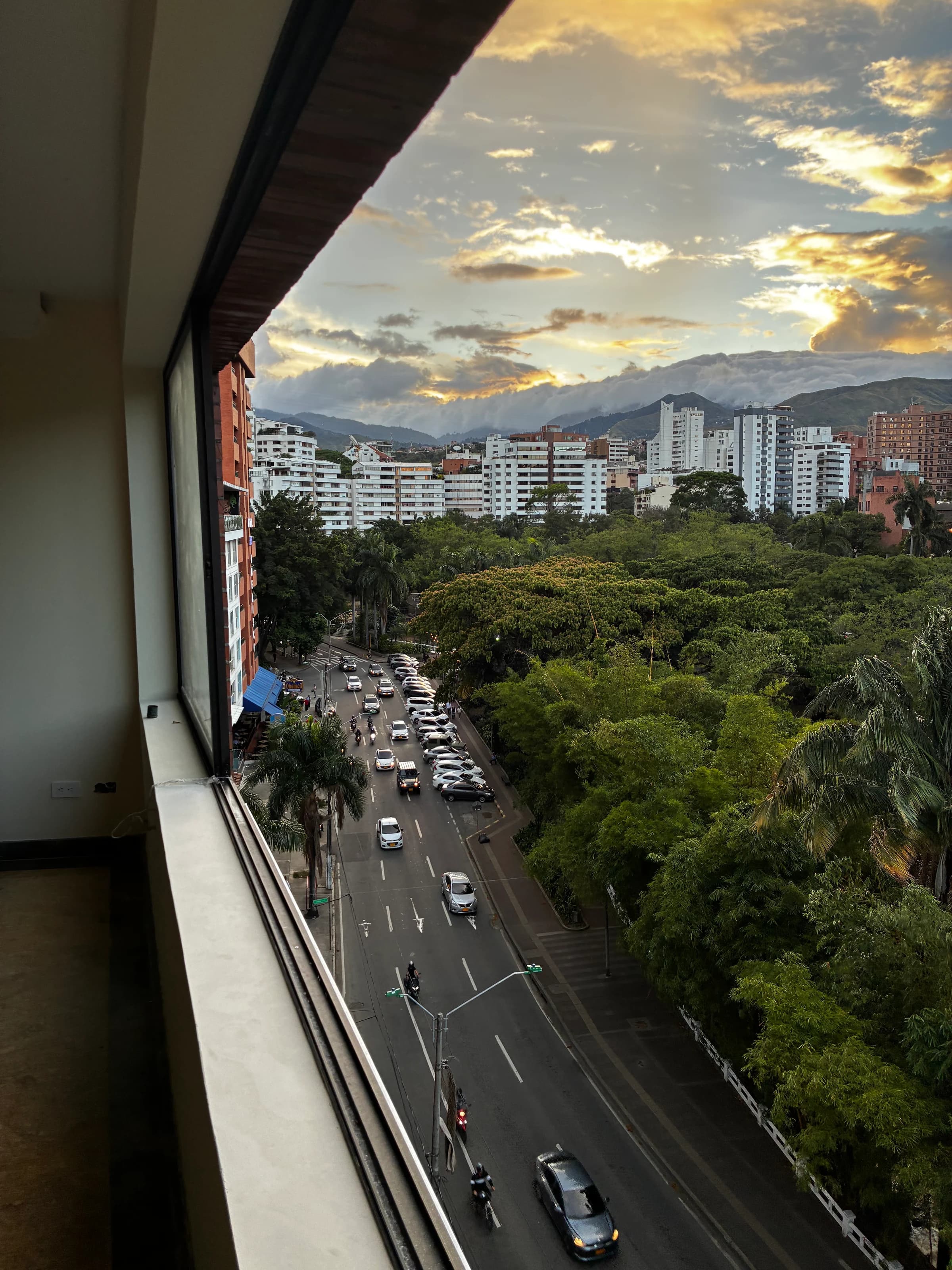 Vista al boulevard y montañas de Cali desde el piso 8 del edificio Peñón del Río